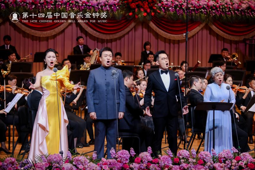 龔爽（左一）、呂繼宏（左二）,、石倚潔（右二）,、迪里拜爾（右一）四位藝術(shù)家領(lǐng)唱《領(lǐng)航》。主辦方供圖