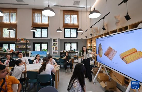 7月3日，外国学生在了解中国的造纸术。新华社记者 李然 摄
