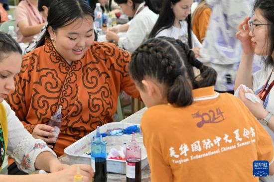 7月3日，外国学生在了解中国的染布技术。新华社记者 李然 摄